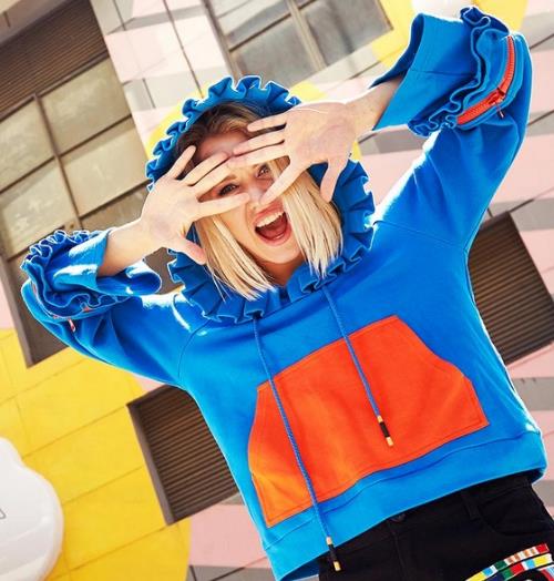 牛仔裤搭配印花蕾丝拼接卫衣:增添俏皮时尚感(图) 牛仔裤搭配印花蕾丝拼接卫衣:增添俏皮时尚感(图)