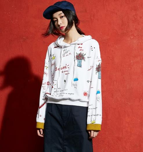 牛仔裤搭配印花蕾丝拼接卫衣:增添俏皮时尚感(图) 牛仔裤搭配印花蕾丝拼接卫衣:增添俏皮时尚感(图)