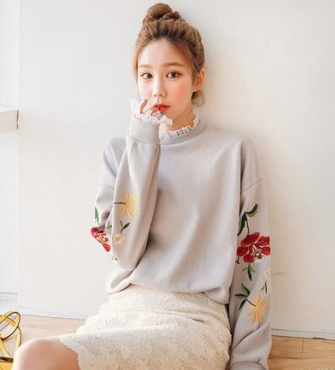 牛仔裤搭配印花蕾丝拼接卫衣:增添俏皮时尚感(图) 牛仔裤搭配印花蕾丝拼接卫衣:增添俏皮时尚感(图)