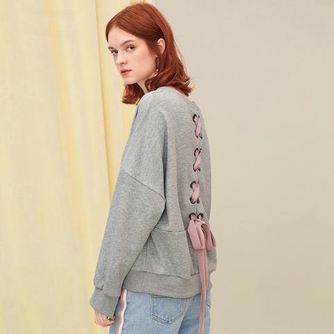 绑带圆领毛衣怎么搭配下装:凸显俏皮文艺范(图) 绑带圆领毛衣怎么搭配下装:凸显俏皮文艺范(图)