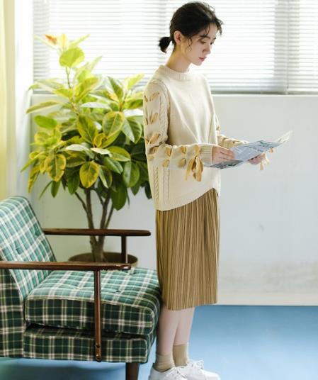 绑带圆领毛衣怎么搭配下装:凸显俏皮文艺范(图) 绑带圆领毛衣怎么搭配下装:凸显俏皮文艺范(图)