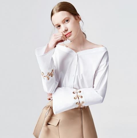 绑带圆领毛衣怎么搭配下装:凸显俏皮文艺范(图) 绑带圆领毛衣怎么搭配下装:凸显俏皮文艺范(图)