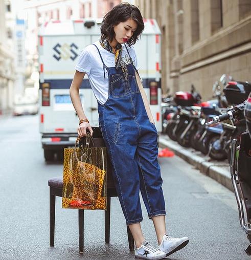 破洞牛仔裤怎么搭配上衣：青春减龄牛仔裤推荐（图）