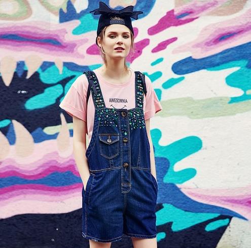 破洞牛仔裤怎么搭配上衣：青春减龄牛仔裤推荐（图）