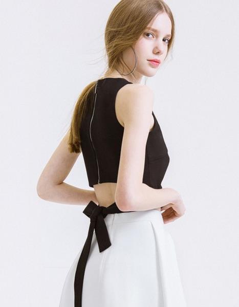 包臀裙搭配V领中袖衬衫：性感优雅时髦范儿（图）