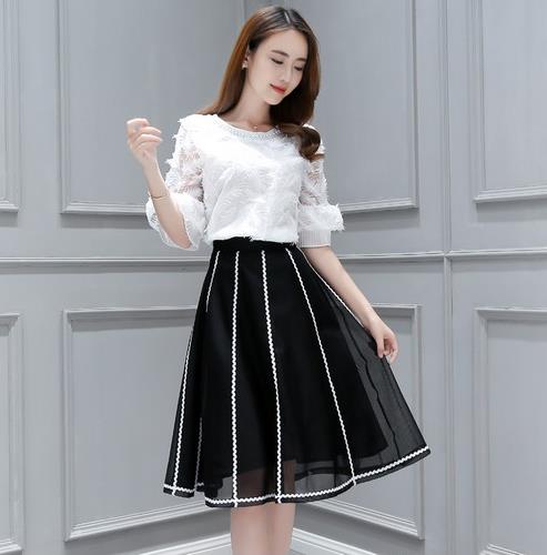 链条包搭配蕾丝背带裙两件套：性感又时尚（图）