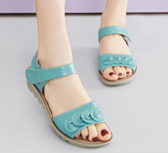 平底凉鞋的浪漫一夏：时尚绑带平底凉鞋推荐（图）