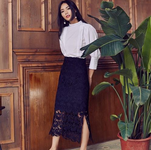 蕾丝包臀中长裙怎么搭配上衣：时尚又百搭（图）