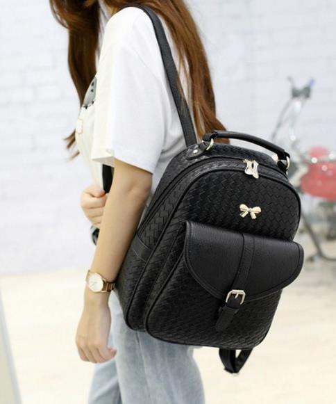 有颜值又减龄的背包长这样：时尚印花铆钉双肩包（图）