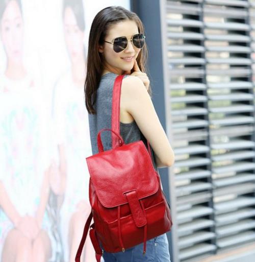 有颜值又减龄的背包长这样：时尚印花铆钉双肩包（图）