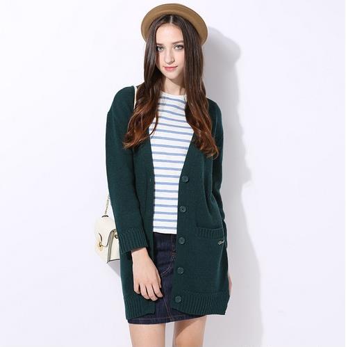 2017秋装外套选哪件:V领大纽扣针织衫来相伴(图) 2017秋装外套选哪件:V领大纽扣针织衫来相伴(图)