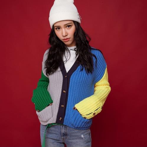 2017秋装外套选哪件:V领大纽扣针织衫来相伴(图) 2017秋装外套选哪件:V领大纽扣针织衫来相伴(图)