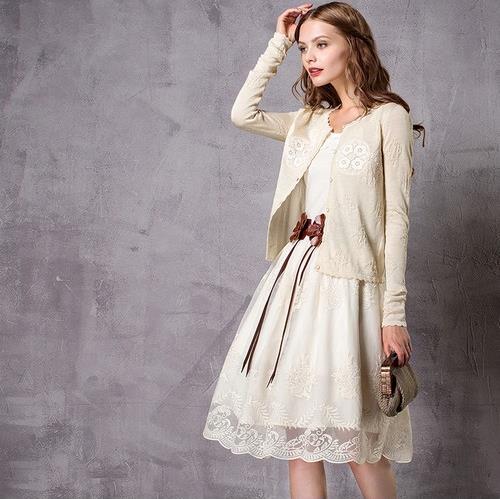 2017秋装外套选哪件：V领大纽扣针织衫来相伴（图）