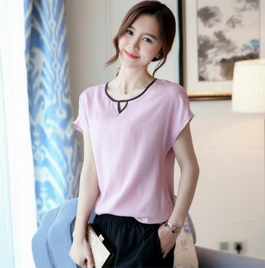 牛仔短裤搭配荷叶边飞袖衬衫：玩转夏日小清新