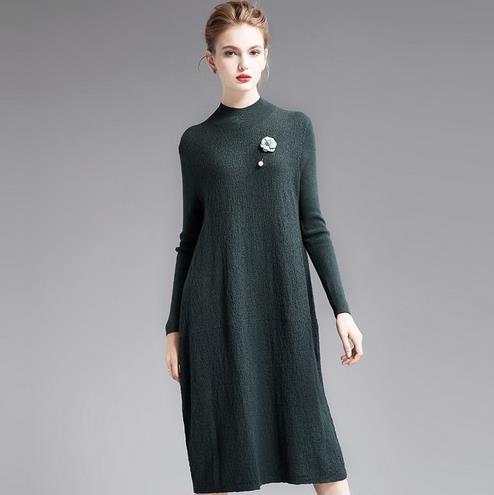 什么外套搭配喇叭袖荷叶边镂空毛衣裙才时髦（图）