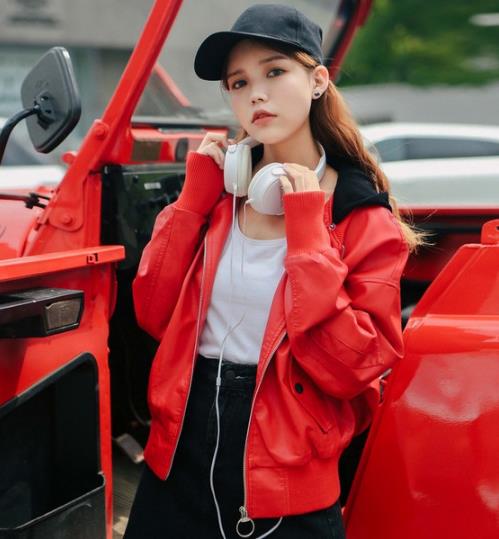 用一件水洗皮修身彩色小皮衣打造百变风格（图）