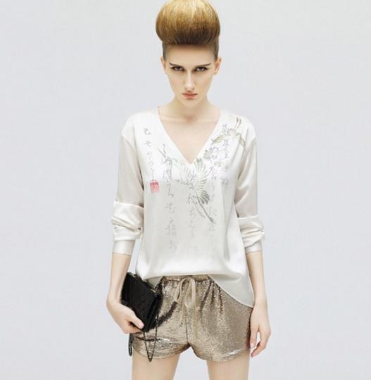 牛仔短裤搭配荷叶边飞袖衬衫：玩转夏日小清新