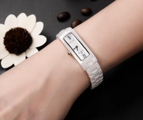 圆盘宽带白色腕表怎么搭配：干净简约腕表分享（图）