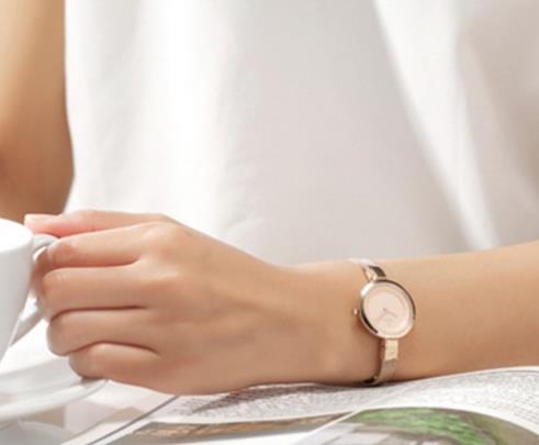 圆盘宽带白色腕表怎么搭配：干净简约腕表分享（图）