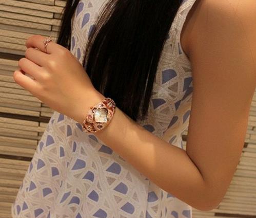 圆盘宽带白色腕表怎么搭配：干净简约腕表分享（图）