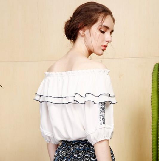 牛仔短裤搭配荷叶边飞袖衬衫：玩转夏日小清新