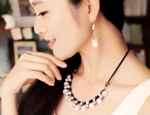 闪闪锁骨链的多种搭配：时尚百搭锁骨链推荐（图）