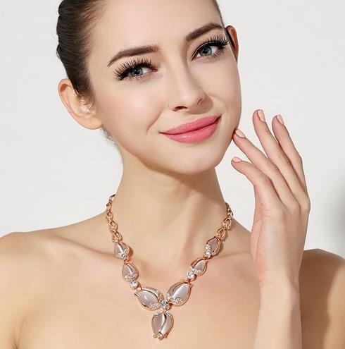 闪闪锁骨链的多种搭配：时尚百搭锁骨链推荐（图）