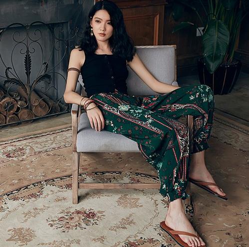 衬衫搭配纯色背带阔腿裤：教你阔腿裤穿出新潮感（图）