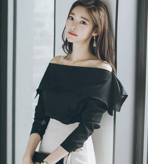 牛仔短裤搭配一字领蕾丝七分袖上衣:时尚性感(图) 牛仔短裤搭配一字领蕾丝七分袖上衣:时尚性感(图)