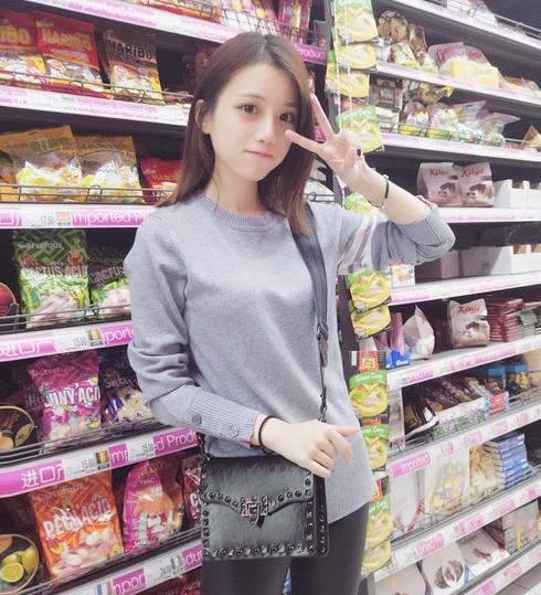 让青春有范儿时尚真皮蛇纹小方包搭配推荐（图）