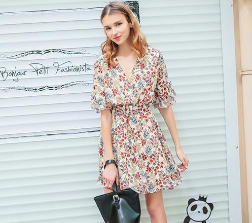 欧根纱绣花包臀连衣裙搭配：演绎时尚性感女神范