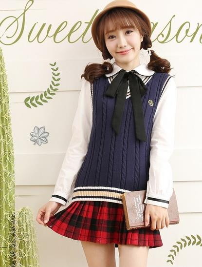 条纹V领针织马甲搭配：5款马甲彰显青春活力（图）