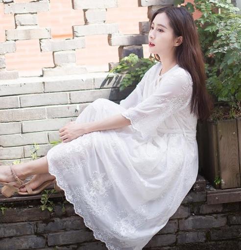 凉鞋搭配中长款雪纺连衣裙：打造复古森女风