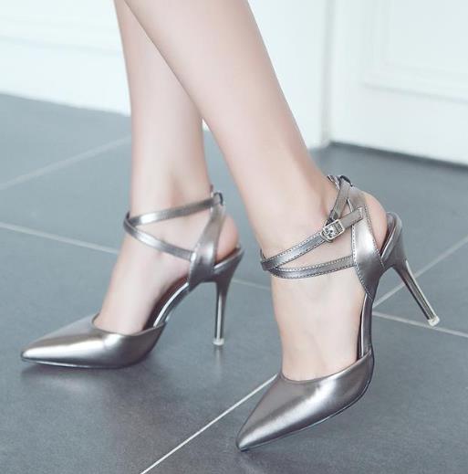 铆钉平底尖头单鞋搭配:高贵优雅女神范儿 铆钉平底尖头单鞋搭配:高贵优雅女神范儿