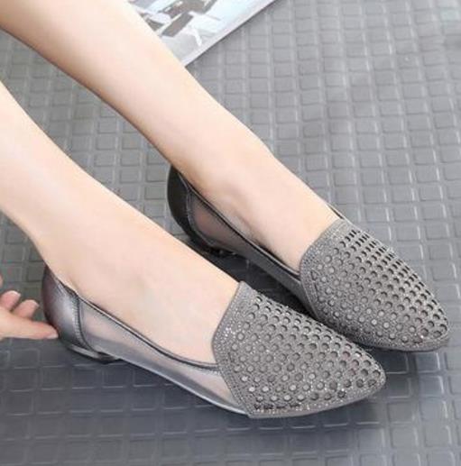 铆钉平底尖头单鞋搭配：高贵优雅女神范儿