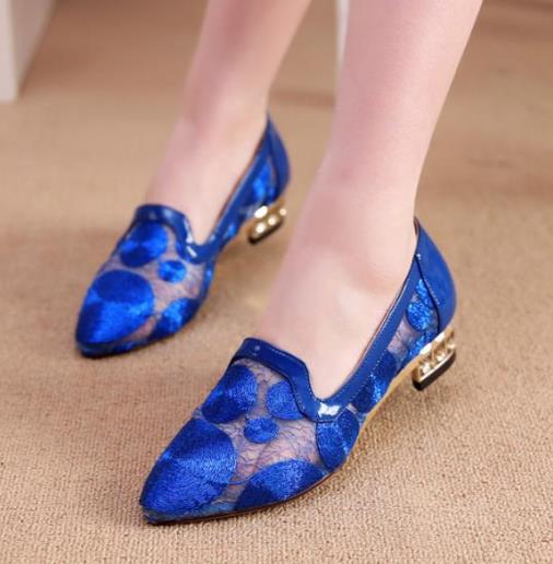 铆钉平底尖头单鞋搭配：高贵优雅女神范儿