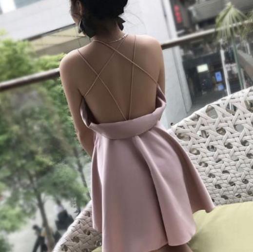 挂脖露肩性感背心连衣裙:清凉性感有活力 挂脖露肩性感背心连衣裙:清凉性感有活力