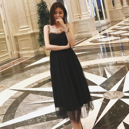 挂脖露肩性感背心连衣裙：清凉性感有活力