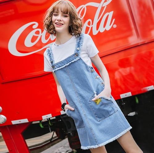T恤搭配高腰牛仔毛边短裙：打造今夏的活力少女风