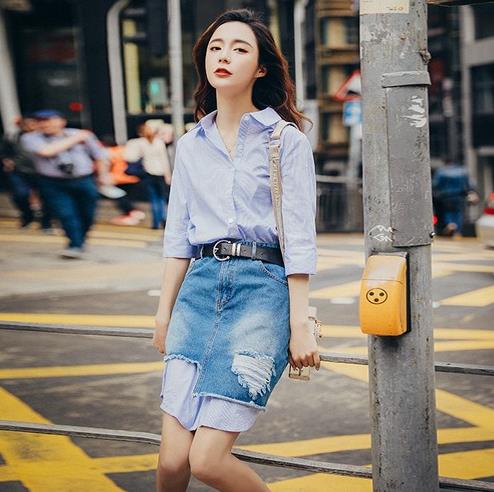 T恤搭配高腰牛仔毛边短裙：打造今夏的活力少女风