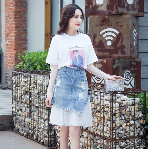 T恤搭配高腰牛仔毛边短裙：打造今夏的活力少女风