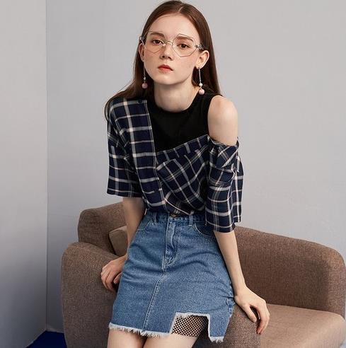 T恤搭配高腰牛仔毛边短裙：打造今夏的活力少女风