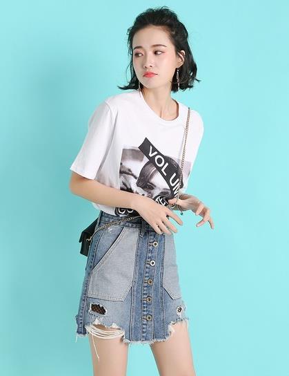 T恤搭配高腰牛仔毛边短裙：打造今夏的活力少女风