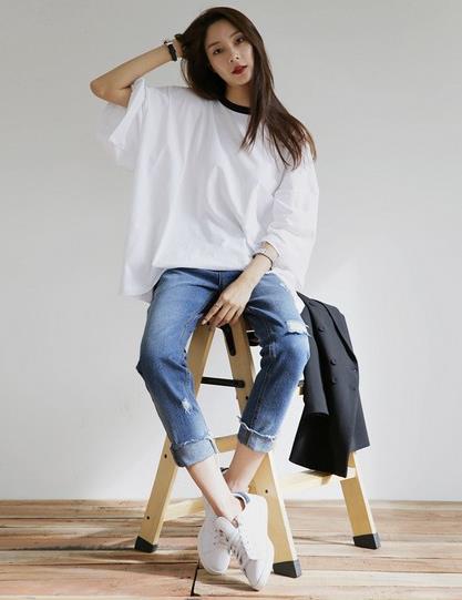 运动鞋搭配九分破洞牛仔裤:搭出时髦清新感 运动鞋搭配九分破洞牛仔裤:搭出时髦清新感