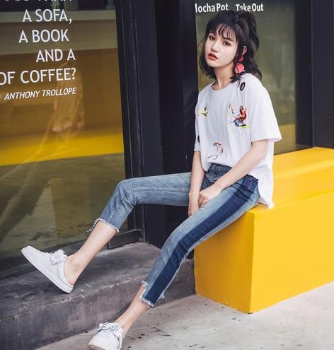 运动鞋搭配九分破洞牛仔裤：搭出时髦清新感