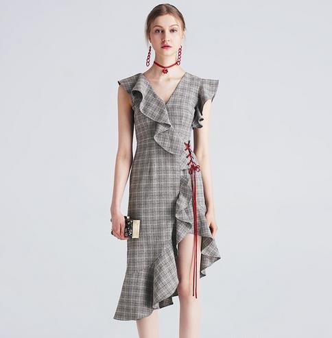 荷叶边系带连衣裙搭配：让显瘦无处不在（图）