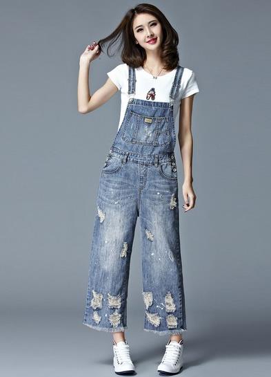 运动鞋搭配休闲阔腿牛仔背带裤:平凡中的时尚感 运动鞋搭配休闲阔腿牛仔背带裤:平凡中的时尚感