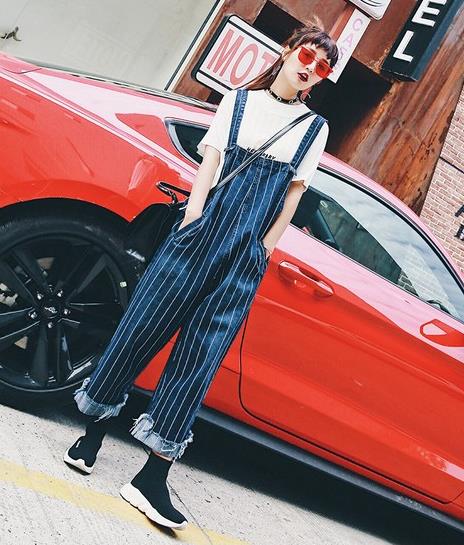 运动鞋搭配休闲阔腿牛仔背带裤:平凡中的时尚感 运动鞋搭配休闲阔腿牛仔背带裤:平凡中的时尚感