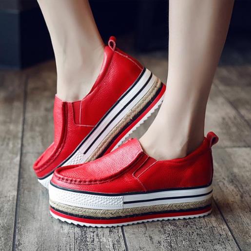 牛仔短裤搭配松糕跟珍珠凉鞋：显瘦又显高