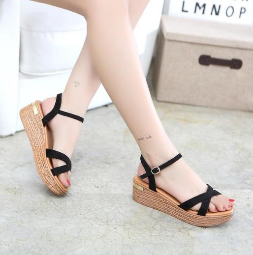 牛仔短裤搭配松糕跟珍珠凉鞋：显瘦又显高